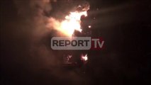 Report TV - Korçë, digjen gjatë natës katër banesa, nuk ka të lënduar