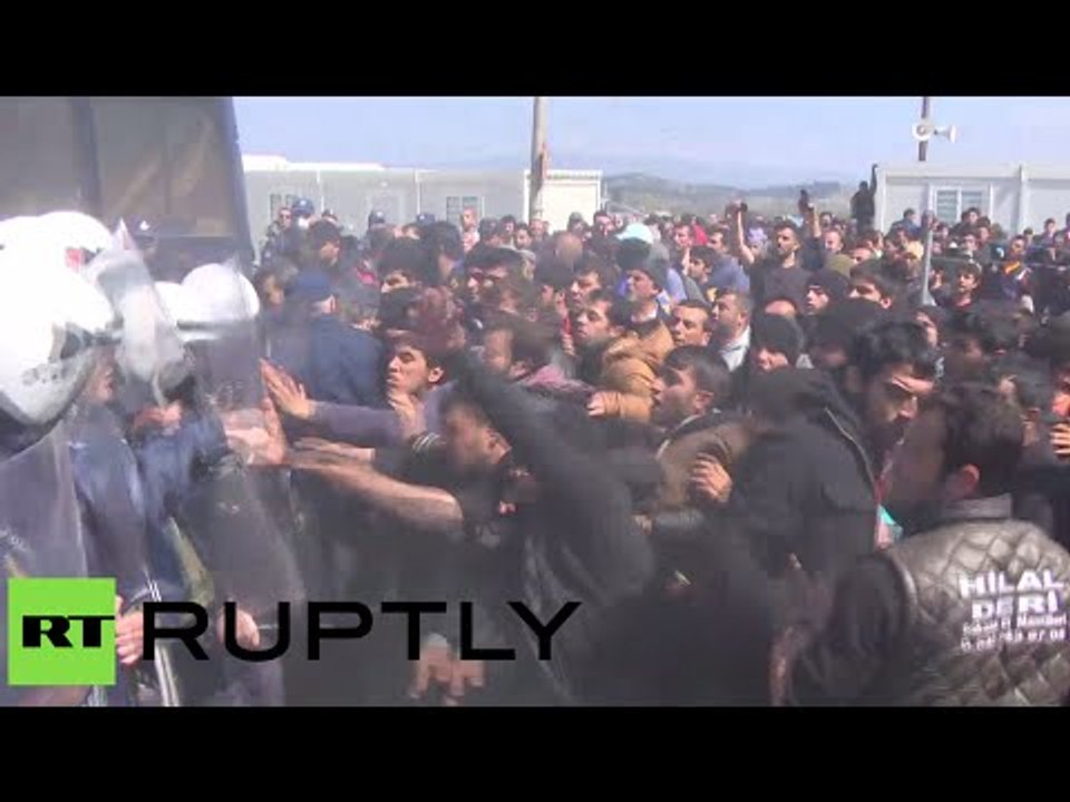 Riot police vs Idomeni refugees: Violent clashes hit camp