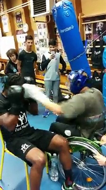 Assaut handi boxe entre le handi boxeur  douaisien azzedine benzitouni et le champion du monde pro Hassan N Dam (sept 2016)