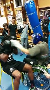 Assaut handi boxe entre le handi boxeur douaisien azzedine benzitouni et le champion du monde pro Hassan N Dam (sept 2016)