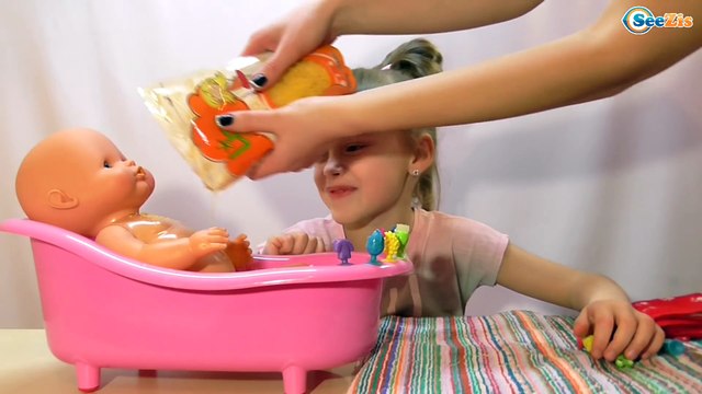 ✔ Кукла Ненуко. Купание Малышки от Девочки Поли / Doll Nenuco Bath Time with Polya / Video for kids