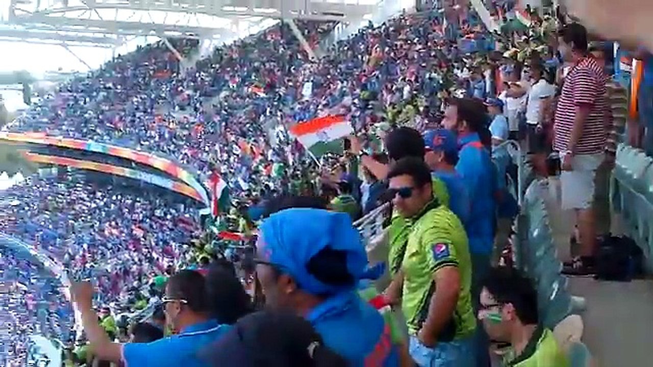 40000_Indian_Cricket_Fans_Singing_The_National_Anthem_Ind_VS_Pak_Wc_2015