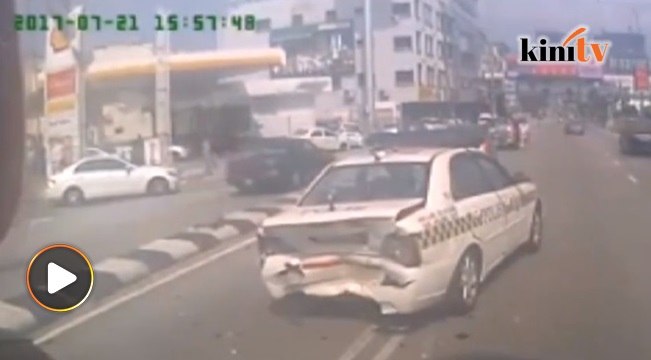 Kereta peronda polis remuk dilanggar kereta 'hitam'