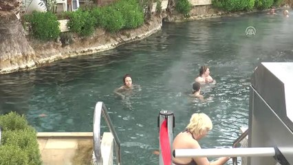 Pamukkale'deki Antik Havuz Turistlerin Gözdesi