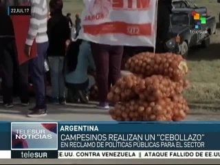 Campesinos argentinos protestan contra Macri con “cebollazo”