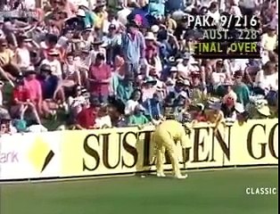 Asif Mujtaba last ball 6 vs Australia Benson & Hedges World Series 1992-93 Match 4 - YouTube