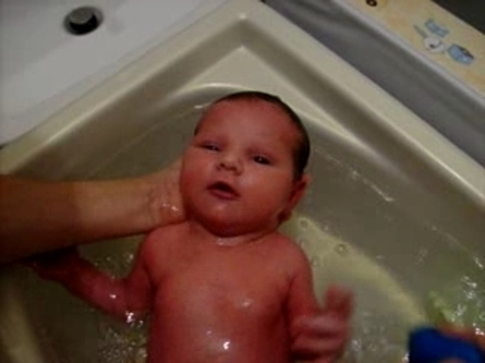 Eléa dans son bain