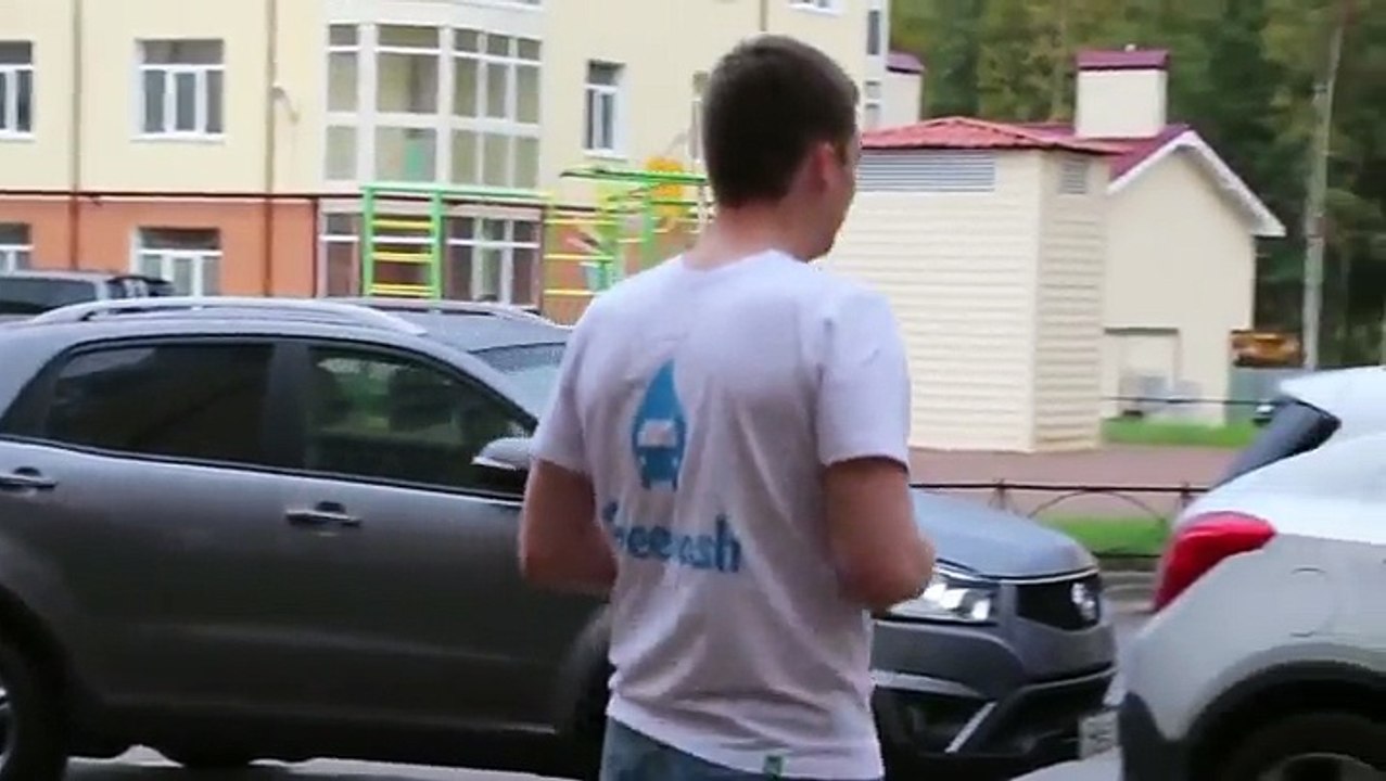 Une pauvre fille croit qu'elle a détruit la voiture de son Ex !! Elle se trompe