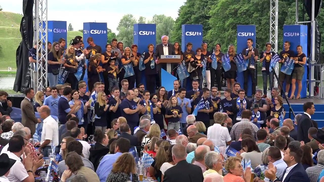 Seehofer preist bei Vorstellung des Bayernplans Angela Merkel