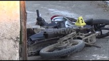 Ora News – Makina përplaset me motorin, plagosen dy të rinj