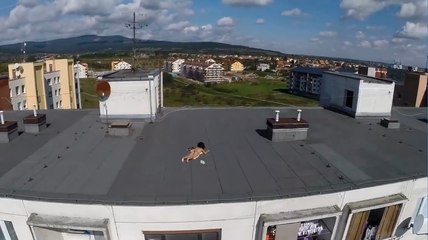 Un drone surprend une fille en train de bronzer sur le toit d'un immeuble.