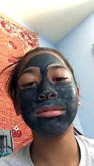 Ce chien ne reconnaît plus sa maîtresse lorsqu'elle  porte un masque de beauté !