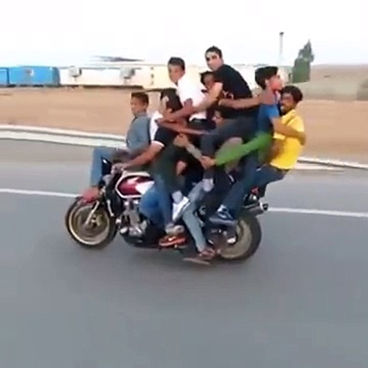 لڑکے نے 10 لوگوں کو موٹر سائیکل پر بیٹھا کر ٹائر اٹھا دیا