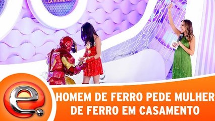 Homem de ferro pede mulher de ferro em casamento