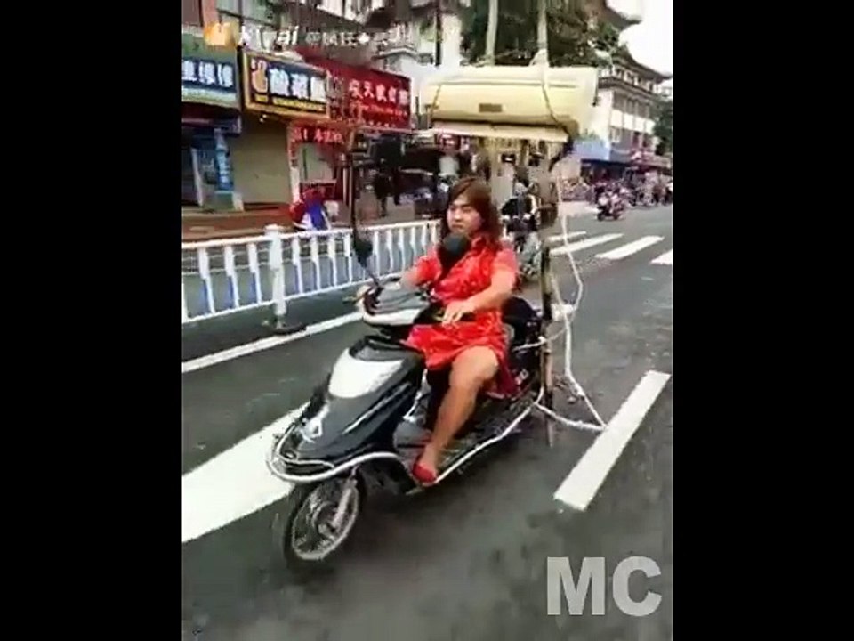 Funny Man - He is  going out while take Aircon