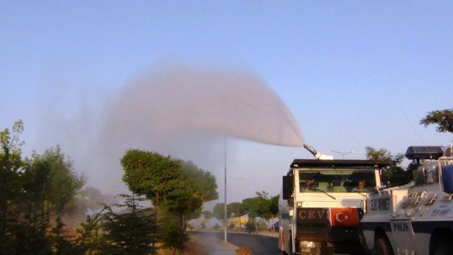 TOMA Hiç Bu Kadar Sempatik Olmamıştı! Bu Kez Kuruyan Ağaçlara Su Sıktı