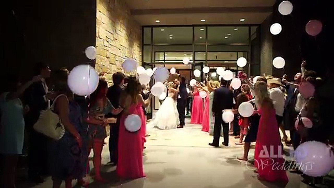 Des mariés chutent à l'arrière d'une voiture décapotable !