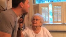 Lo prometido es deuda: se afeita el día que su abuela cumple cien años