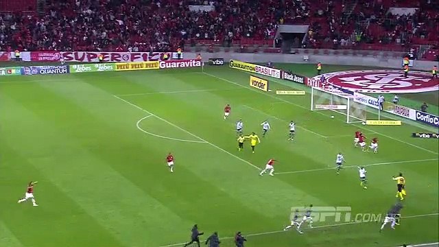 Cet arbitre de touche provoque un but après avoir signalé un hors jeu et annulé sa décision