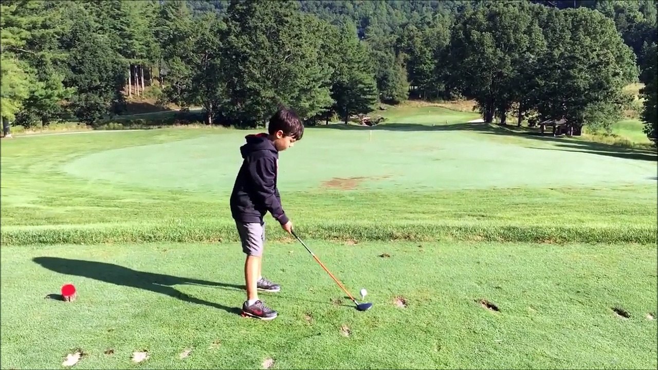 Il arrive à se mettre la balle de golf dans la tête tout seul... Bravo!!!