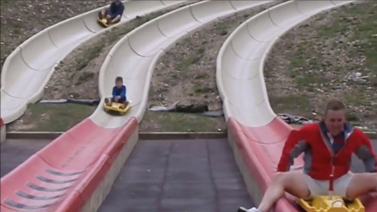 Une arrivée un peu trop fulgurante en luge d'été..