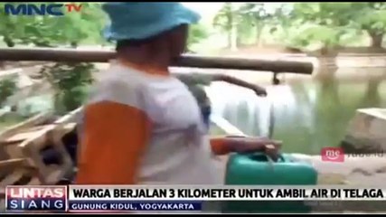 Warga Gunung Kidul Berjalan 3 Kilometer untuk Ambil Air