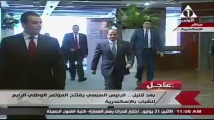 الرئيس السيسي يصافح "مريم" الأولى على الثانوية خلال فعاليات مؤتمر الشباب