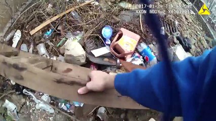 Un policier cache de la drogue sur une scène de crime