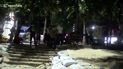 Video herunterladen: British tourists arrested naked on Thai beach after 'having sex' in the sea