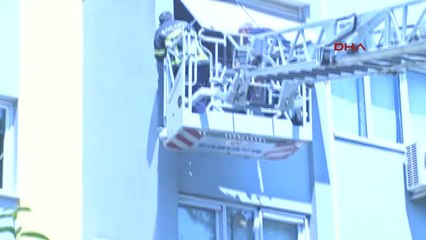 Kocaeli Balkonda Mahsur Kalan Kediyi Itfaiye Kurtardı