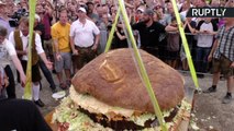 Alemães criam hambúrguer de mais de mil quilos