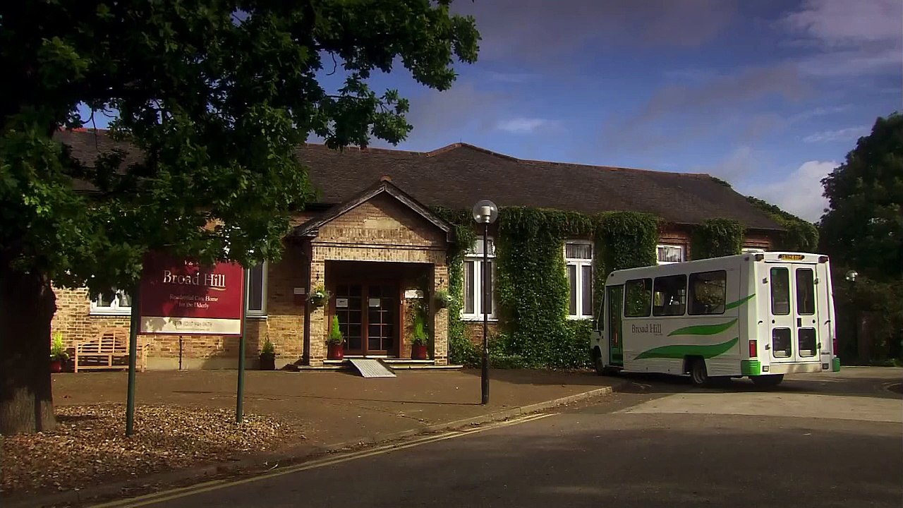 Derek S02 E02