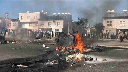 Protesta contra los desalojos en un barrio de Ciudad del Cabo
