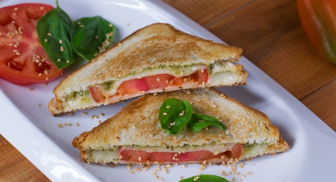 طريقة عمل ساندويتش الجبنة بصلصة الحبق بالفيديو