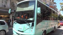 Manisa Halk Otobüsü Şoförü Yol Kapattı
