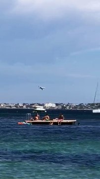 Un avion survole Cannes et les île de Lérins à basse altitude