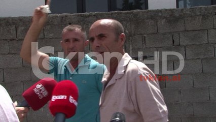 Video herunterladen: Djali vret babain dhe plagos nënën e tij