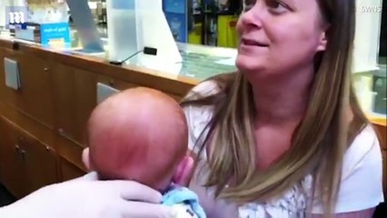 La maman saisit sa fille de 4 mois et pose un geste qui scandalise la planète entière.