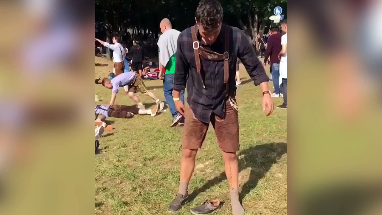 Un homme qui a un peu trop bu à beaucoup de mal à remettre sa chaussure !