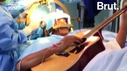Un homme joue de la guitare durant son opération du cerveau