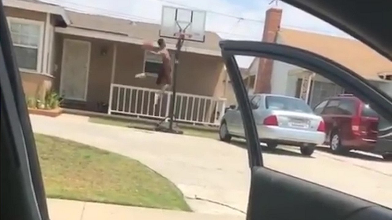 Il dunk chez des gens