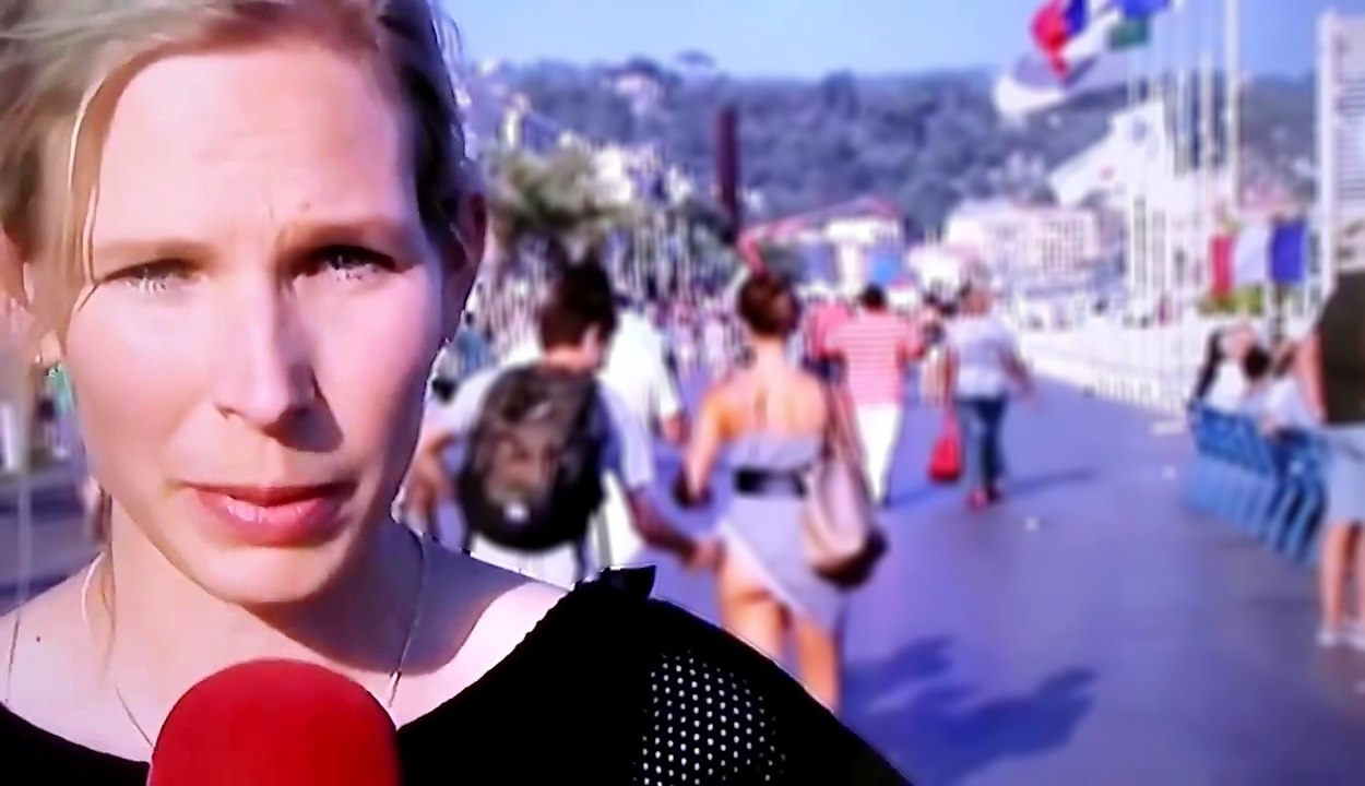 Il fait une petite blague à sa copine en passant à la télévision