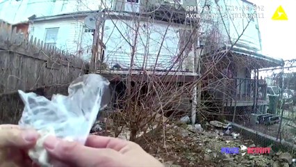 La caméra d'un policier capture le moment où il place lui-même un sachet de drogue