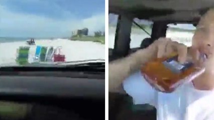 Il roule sur la plage avec sa voiture