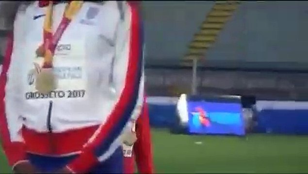 Une athlète biélorusse descend du podium à cause du mauvais hymne national !!