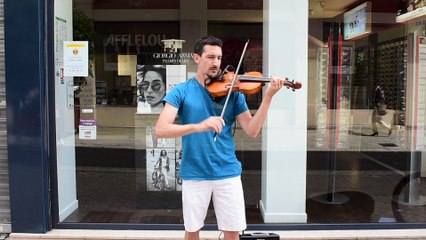 Joan Delmont joue du violon dans les rues d'Angoulême