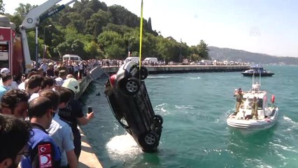 Tarabya'da Otomobil Denize Düştü: 1 Yaralı - Otomobilin Denizden Çıkartılması