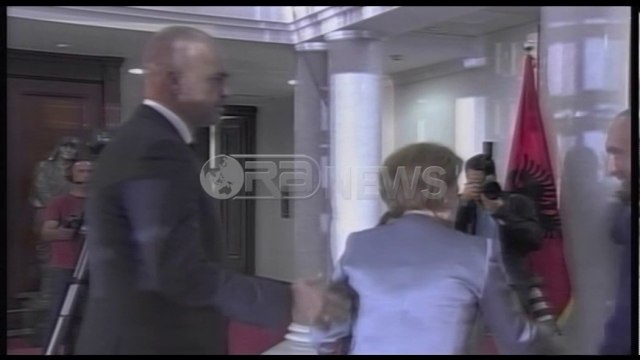 Ora News – Rama shtrëngon duart me Metën në Presidencë