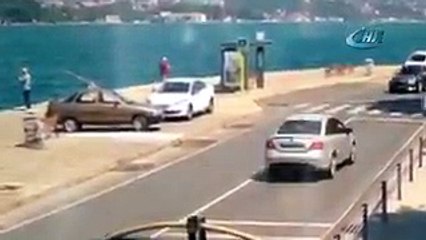 Tarabya'da otomobil denize düştü