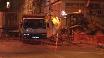 Fatih'te Yol Çöktü Cadde Araç Trafiğine Kapandı